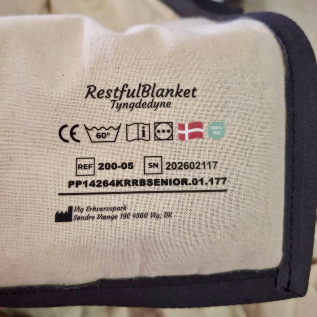 CE mærkning og vaskeanvisning på RestfulBlanket KerneRo tyngdedyne syet i Danmark