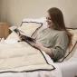 Kvinde sidder med Naturlig tyngdedyne 140x200 cm Standard i ubleget OEKO-TEX-certificeret bomuld