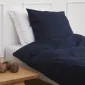 Blødt sengesæt med 3-sidet lynlås i farven SkumringsRo på seng med dyne 140x200 cm