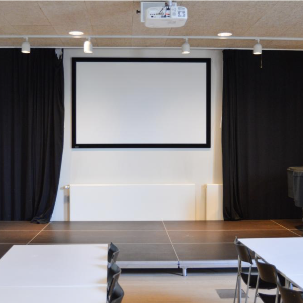 Sal i Kulturhuset Aksen i Asnæs, hvor foredraget “Pårørendevejen” for pårørende til hjerneramte afholdes
