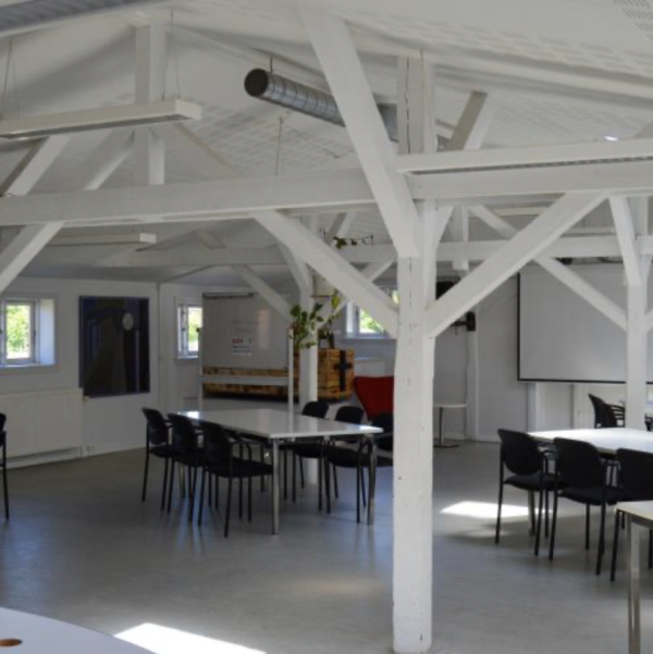 Mødelokale i Pakhuset Nykøbing Sjælland (BOK), hvor foredraget “ADHD og søvn: når hjernen ikke vil slukke” afholdes