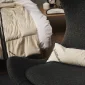 Kvinde bruger Tyngdepude Tryghedspude 3 kg over bryst og skuldre fra RestfulBlanket.