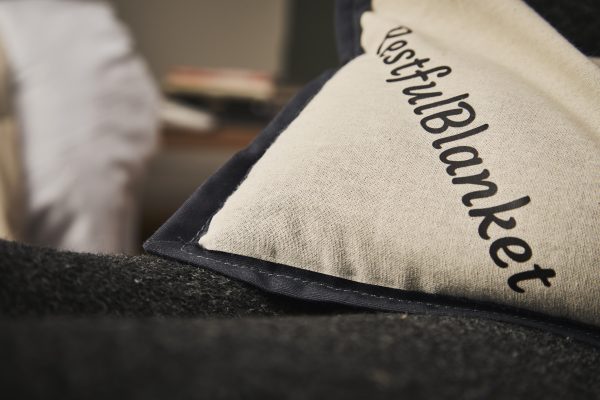 Tyngdepude Tryghedspude plastfri 20x40 cm makrodetalje Makrodetalje af Tyngdepude Tryghedspude plastfri 20x40 cm med OEKO-TEX bomuld og 3 kg rapsfyld.