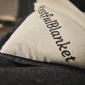 Makrodetalje af Tyngdepude Tryghedspude 3 kg med ubleget OEKO-TEX-certificeret bomuld og håndsyede detaljer.