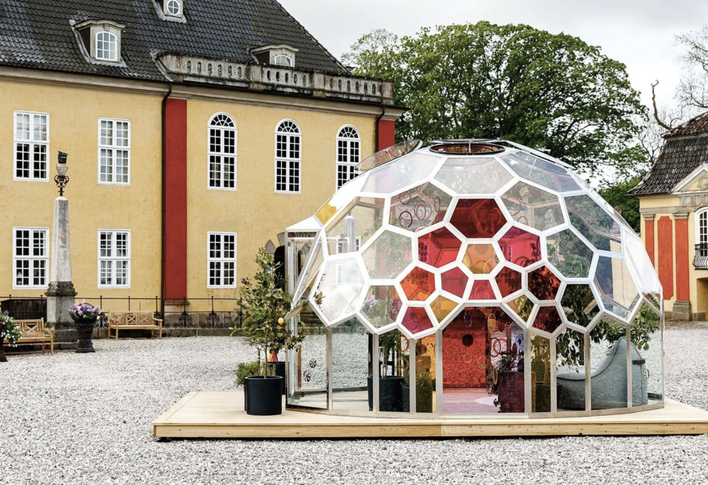 NJORD uderum med organisk trædesign og skulpturel pavillon i naturlige materialer