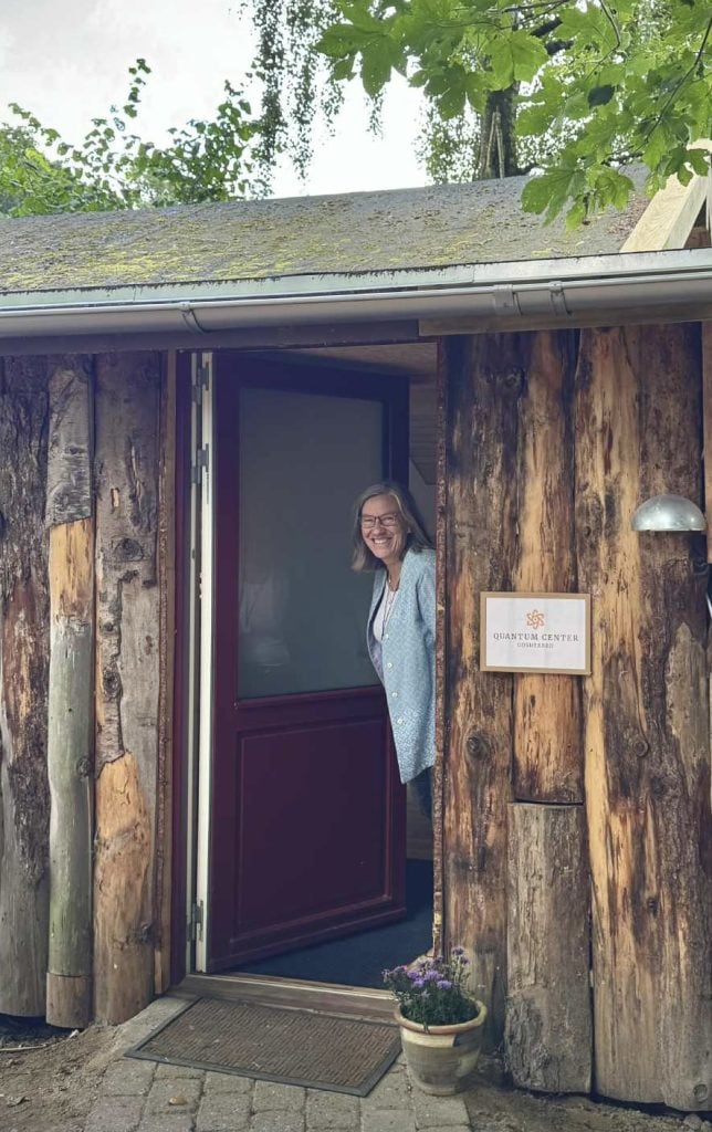 Nina Schiøtz foran sin klinik Quantum Center Odsherred