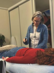 Nina Schiøtz, registreret psykoterapeut MPF og FaDP, arbejder terapeutisk med klient på briks